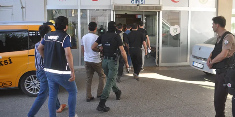 Cizre’de 22 adrese şafak operasyonu