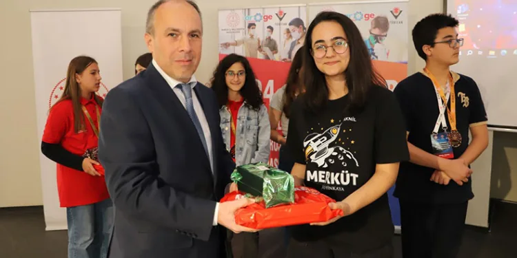 Dereceye girenlere belge töreni düzenlendi