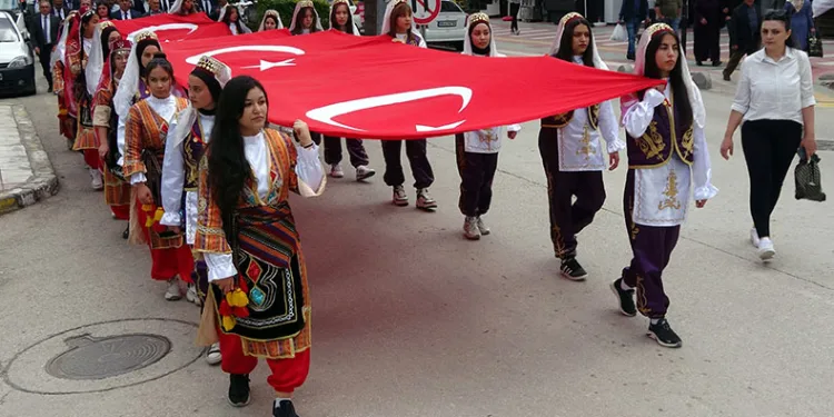 Yozgat’ta Halk Oyunları Şenliği düzenlendi