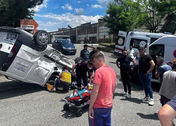 Minibüse çarpıp ters döndü