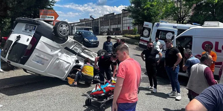 Minibüse çarpıp ters döndü