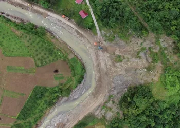 Heyelandan hasar gören yollar onarılıyor
