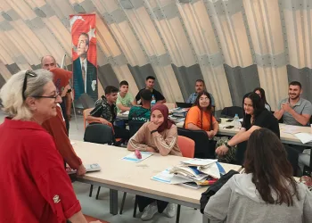 Depremi kapı dışında bırakıp, umutlarını kaleme taşıdılar