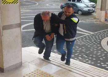 Kendisini bıçaklayan oğlunu tüfekle vurup yaraladı
