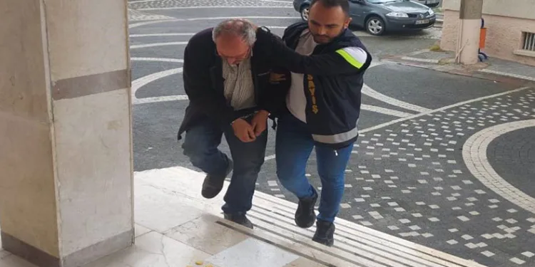 Kendisini bıçaklayan oğlunu tüfekle vurup yaraladı