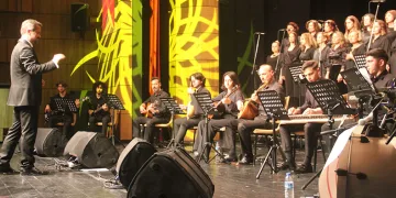 Hekimlerden depremzedelere Türk müziği konseri