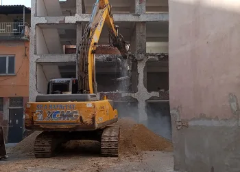 O bina yıkılmaya başlandı