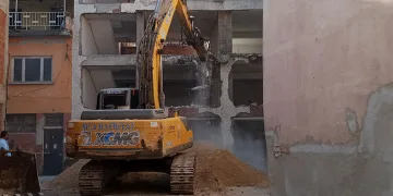 O bina yıkılmaya başlandı