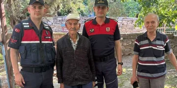Jandarma ekipleri yaşlı çınarları unutmuyor
