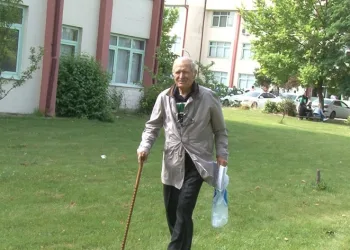 Elinde bastonuyla üniversite sınavına girdi