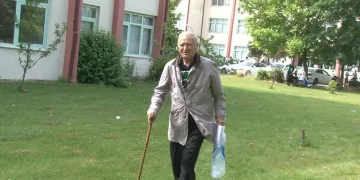 Elinde bastonuyla üniversite sınavına girdi