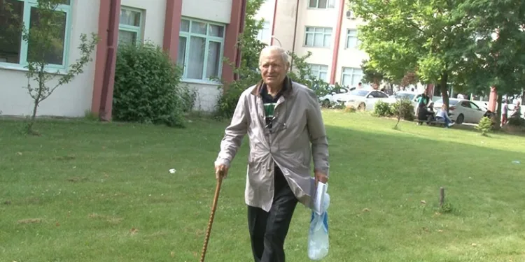 Elinde bastonuyla üniversite sınavına girdi