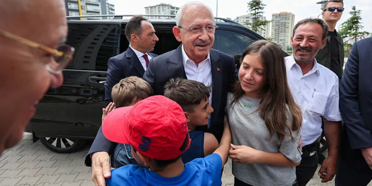 Kılıçdaroğlu, deprem bölgesini ziyaret etti