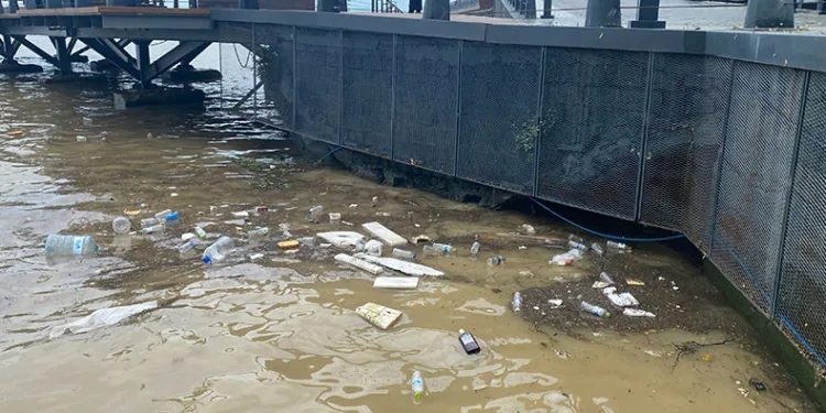 Sahil plastik atık çöplüğüne döndü