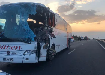 Karşı şeride geçen tır faciaya sebep oldu