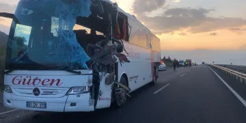Karşı şeride geçen tır faciaya sebep oldu