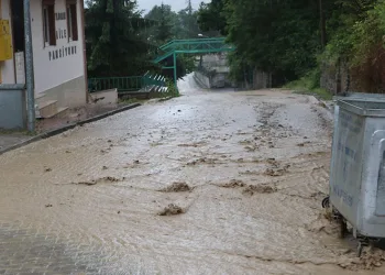 Sağanak taşkın ve su baskınlarına neden oldu