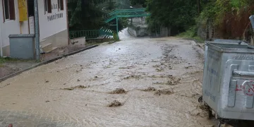 Sağanak taşkın ve su baskınlarına neden oldu