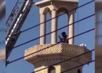 İntihar için çıktığı minareden dövülerek indirildi