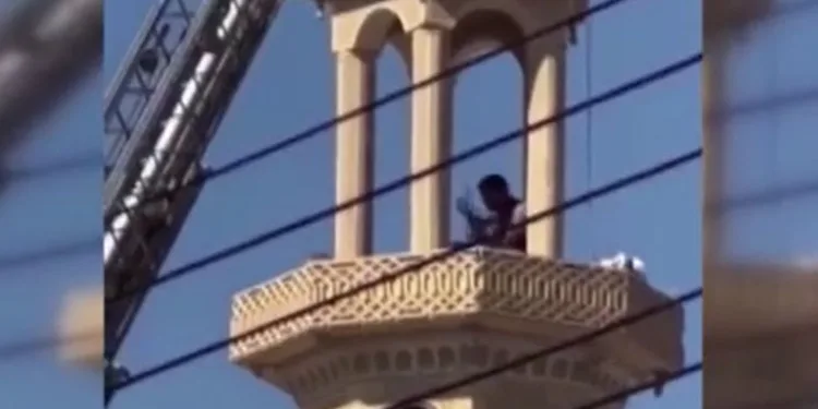 İntihar için çıktığı minareden dövülerek indirildi