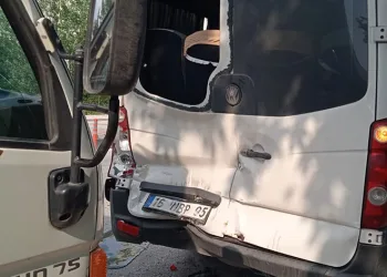 Bursa’da yolcu indiren servise kamyonet çarptı