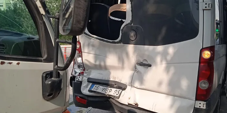 Bursa’da yolcu indiren servise kamyonet çarptı