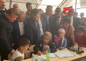 Bakan Tekin, eğitim çadırlarını gezdi