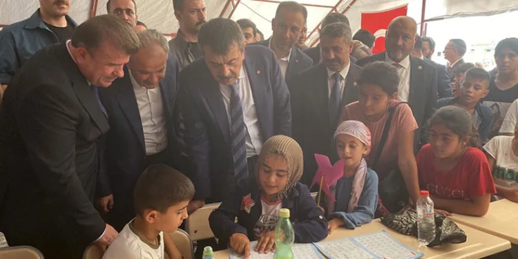 Bakan Tekin, eğitim çadırlarını gezdi