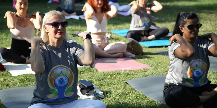 Yoga tutkunları Nilüfer’de buluştu