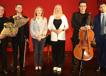 Keman ve çellonun gitarla buluştuğu konser