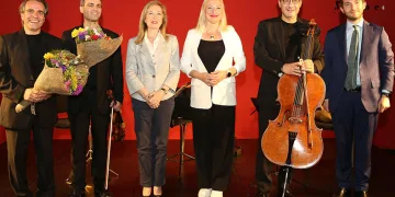 Keman ve çellonun gitarla buluştuğu konser