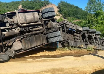 Saman yüklü tır devrildi
