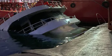 Yenikapı sahilde tur teknesi battı