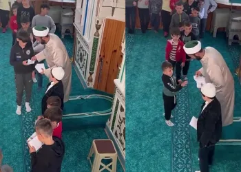 Bayram namazına gelen çocuklara sürpriz