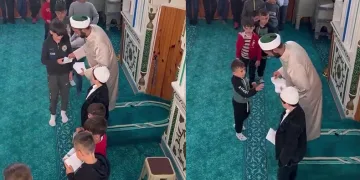 Bayram namazına gelen çocuklara sürpriz