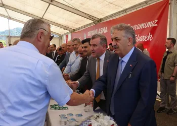 Bakan Aşkın bayramlaşma törenine katıldı