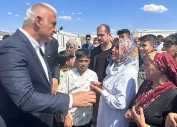 Bakan Ersoy depremzedelerle bayramlaştı
