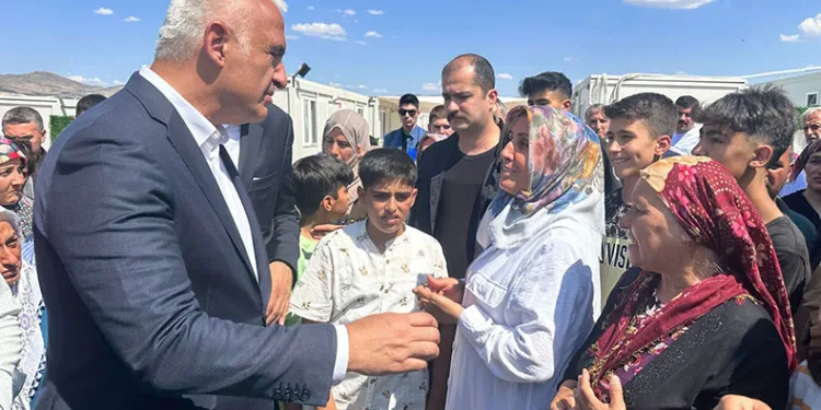 Bakan Ersoy depremzedelerle bayramlaştı
