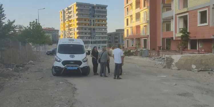 Ev sahibinin dikkati enkaz faresini yakalattı