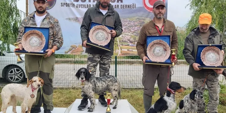 Avcı köpekler ilk sırayı almak için yarıştı