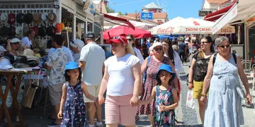 Alaçatı sokakları dolup taştı