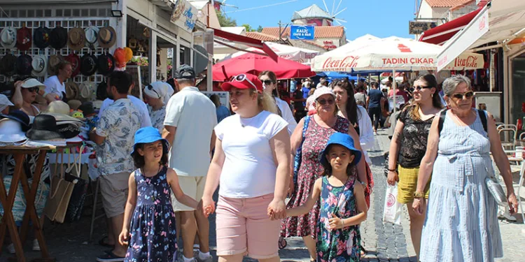 Alaçatı sokakları dolup taştı