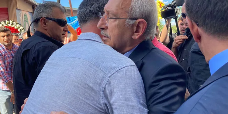 Kılıçdaroğlu, dayısının cenaze törenine katıldı