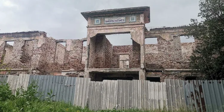 100 yıllık hastane çürümeye terk edildi