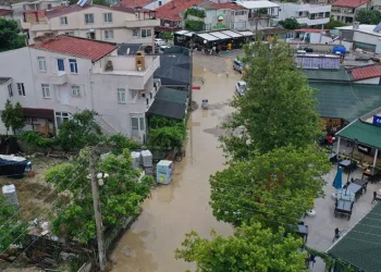 Tatil beldesi sular altında kaldı