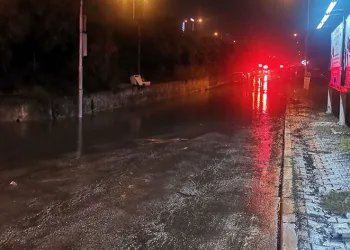 Araçlar suya gömüldü, yol trafiğe kapatıldı