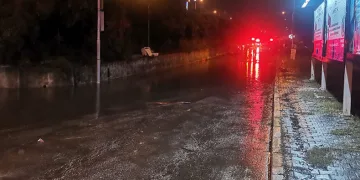 Araçlar suya gömüldü, yol trafiğe kapatıldı