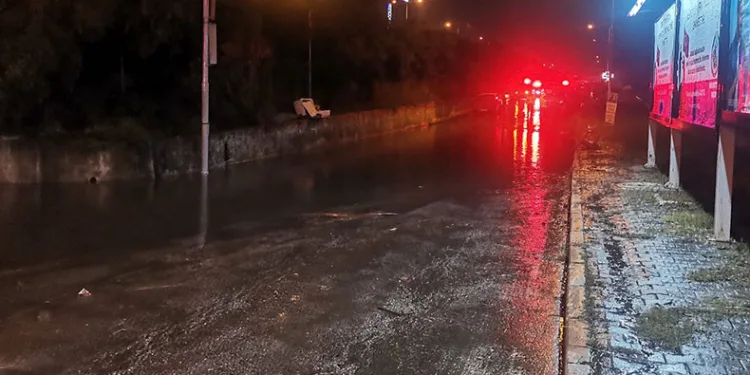 Araçlar suya gömüldü, yol trafiğe kapatıldı
