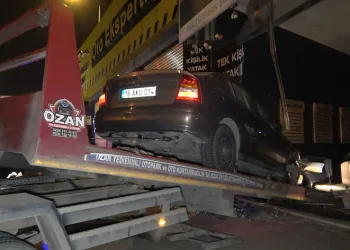 Bursa’da kontrolden çıkan araç dükkana girdi