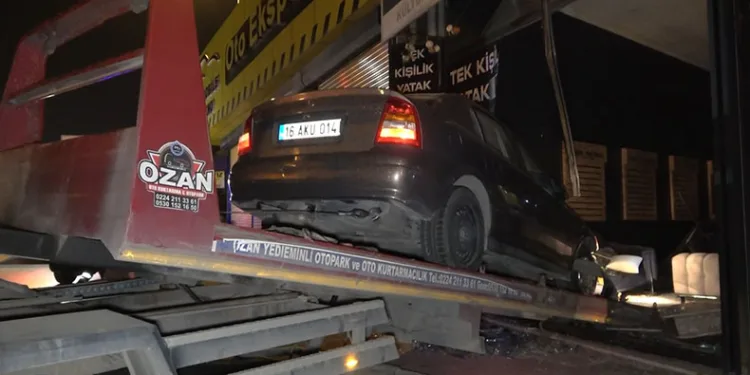Bursa’da kontrolden çıkan araç dükkana girdi
